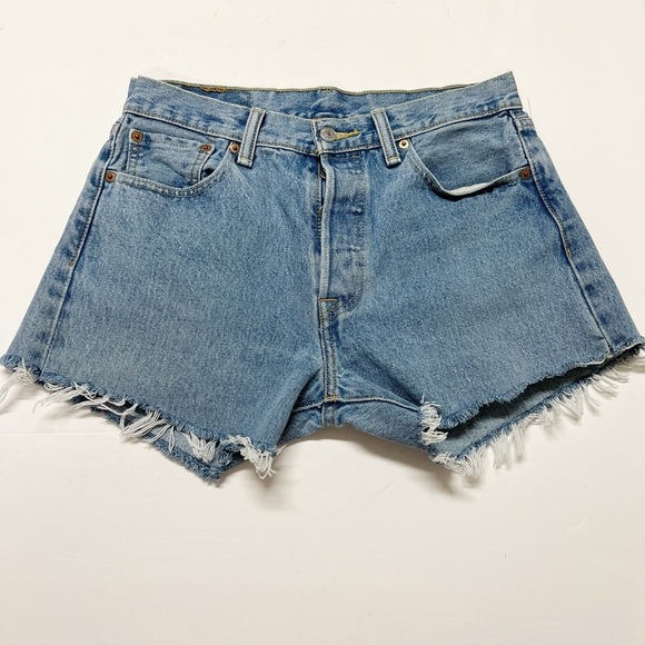 Levis Womens Medium Wash 501 Distressed Fringe Cut Off Shorts Size 31 - Picture 1 of 7